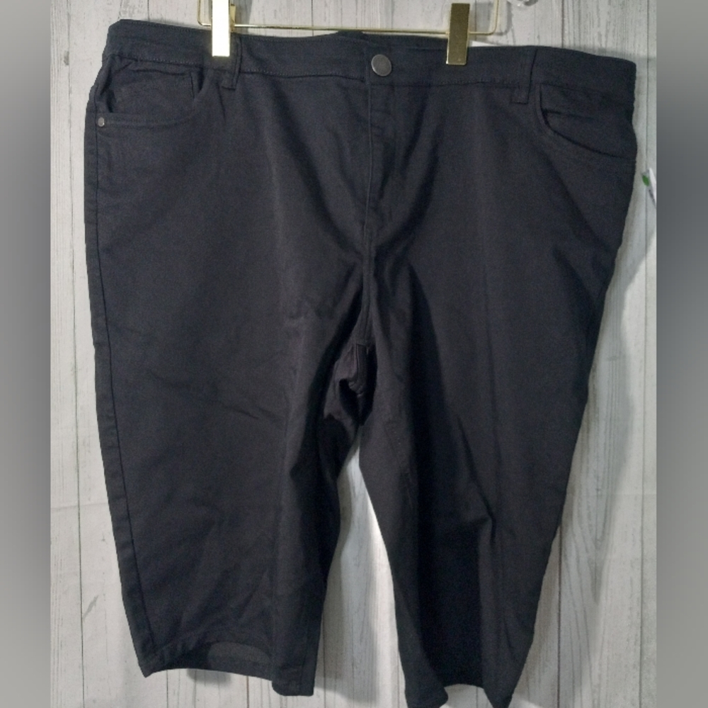 CJ Banks Black cropped Bermuda shorts NWT